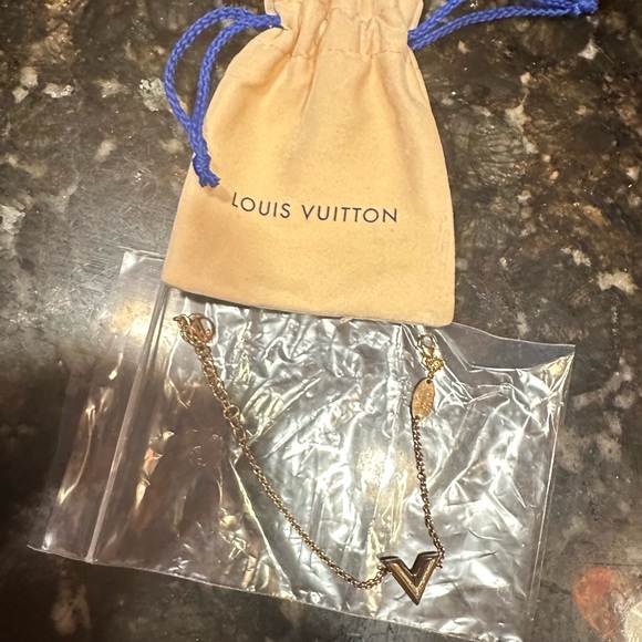 Auth Louis Vuitton Essential V Bracelet M61084 Gold Plated - Picture 2 of 2